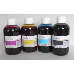 Quatre bouteilles d’encre Brother Dye 100 ml alignées, contenant des teintes pour imprimante, avec étiquettes blanches et boucho